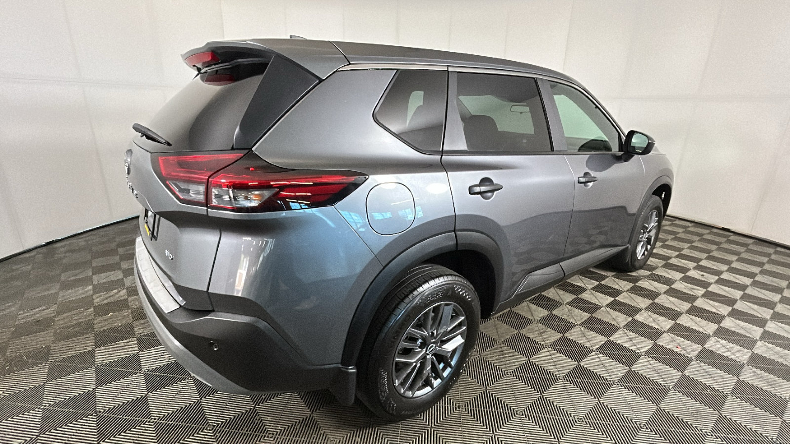 Used 2023 Nissan Rogue S AWD/4WD image 3