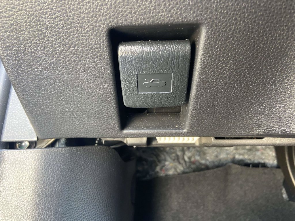 Used 2025 Toyota Corolla LE FWD image 28