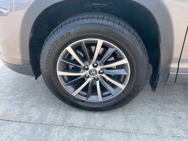 Used 2017 Toyota Highlander XLE w/ Protection Package #3 AWD/4WD image 29