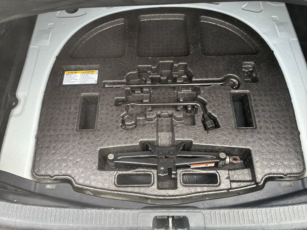 Used 2020 Toyota Camry SE w/ Sunroof Package image 13