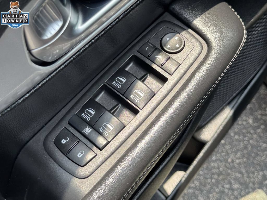 Used 2025 Chrysler Pacifica Limited FWD image 16