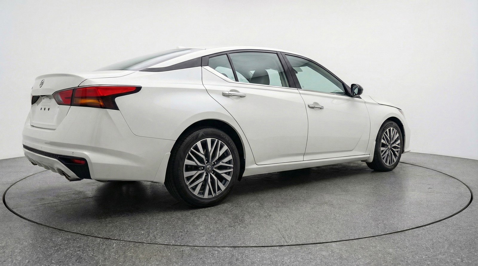 Used 2025 Nissan Altima 2.5 SV FWD image 9