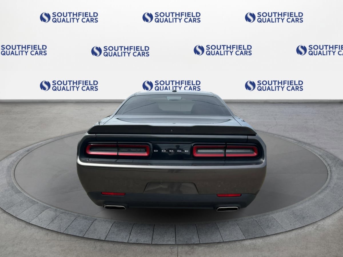 Used 2019 Dodge Challenger SXT RWD image 5