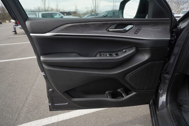 Used 2024 Jeep Grand Cherokee Limited image 13