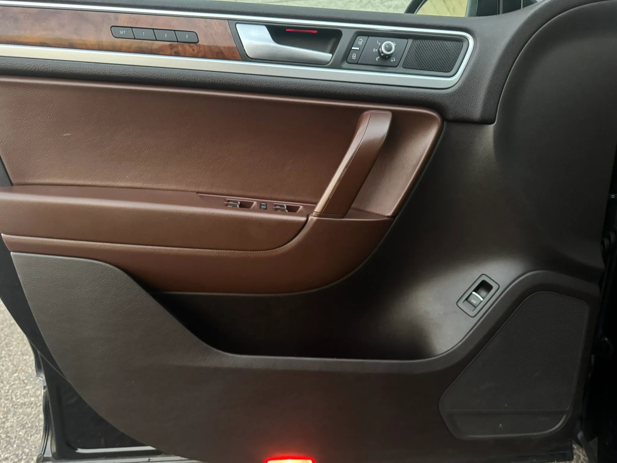 Used 2012 Volkswagen Touareg TDI image 8