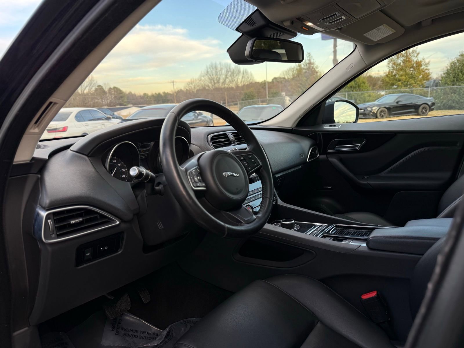 Used 2018 Jaguar F-PACE Premium image 11