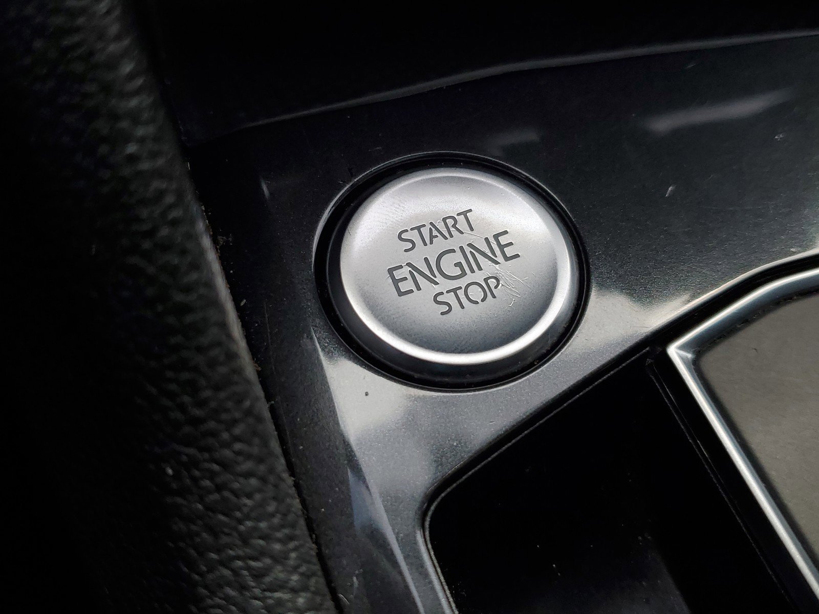 Used 2019 Volkswagen Tiguan SE w/ Panoramic Sunroof Package image 25