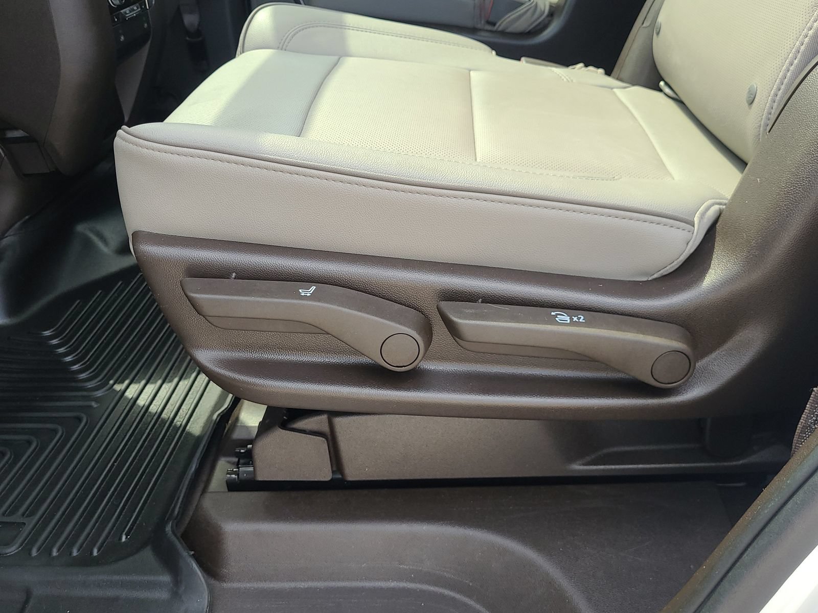 Used 2022 GMC Yukon SLT AWD/4WD image 15