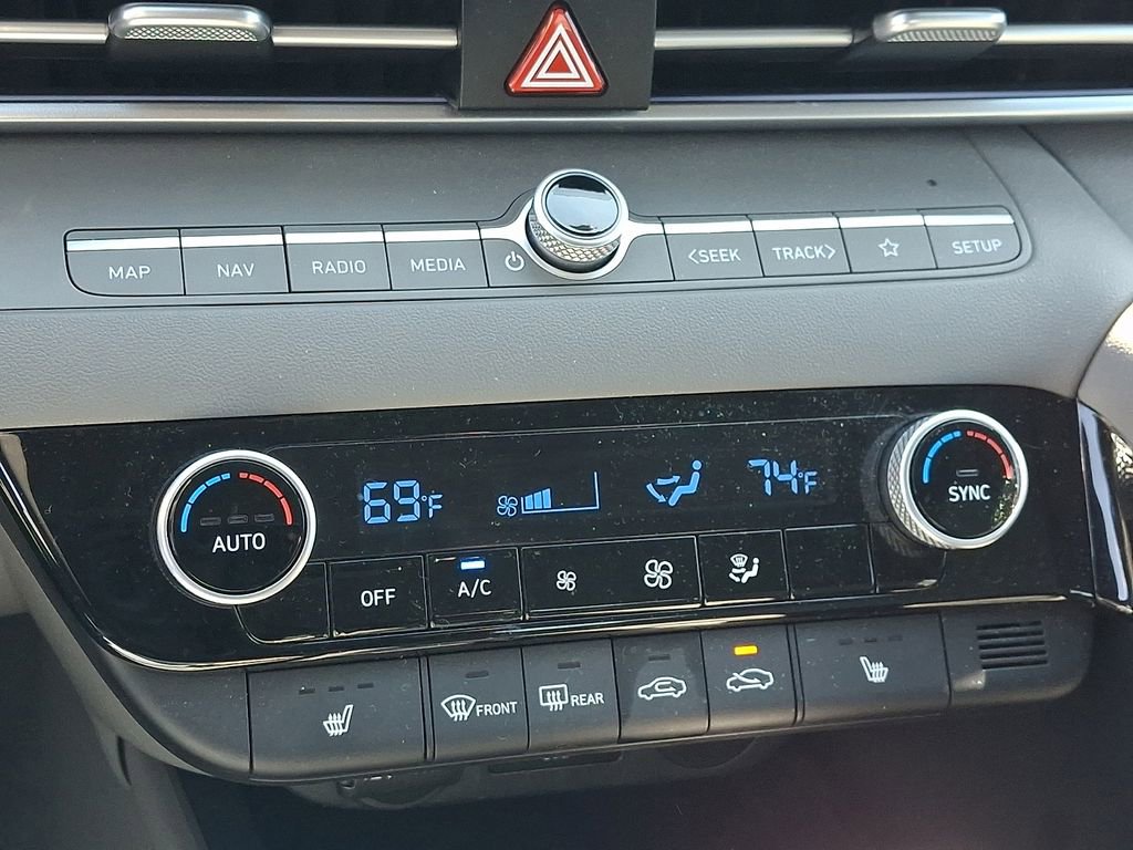 Used 2025 Hyundai Elantra SEL image 16