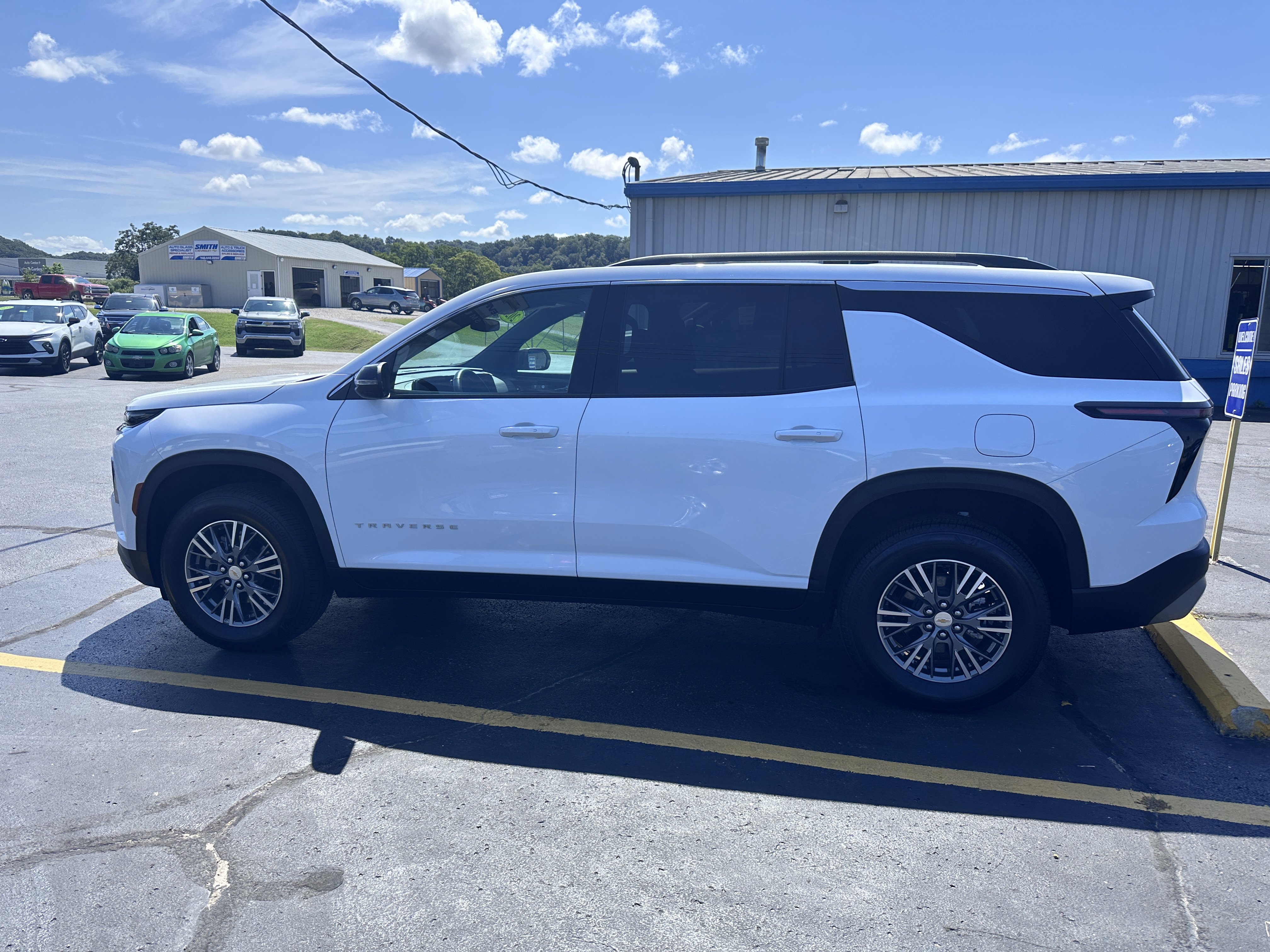 Used 2025 Chevrolet Traverse LT image 5