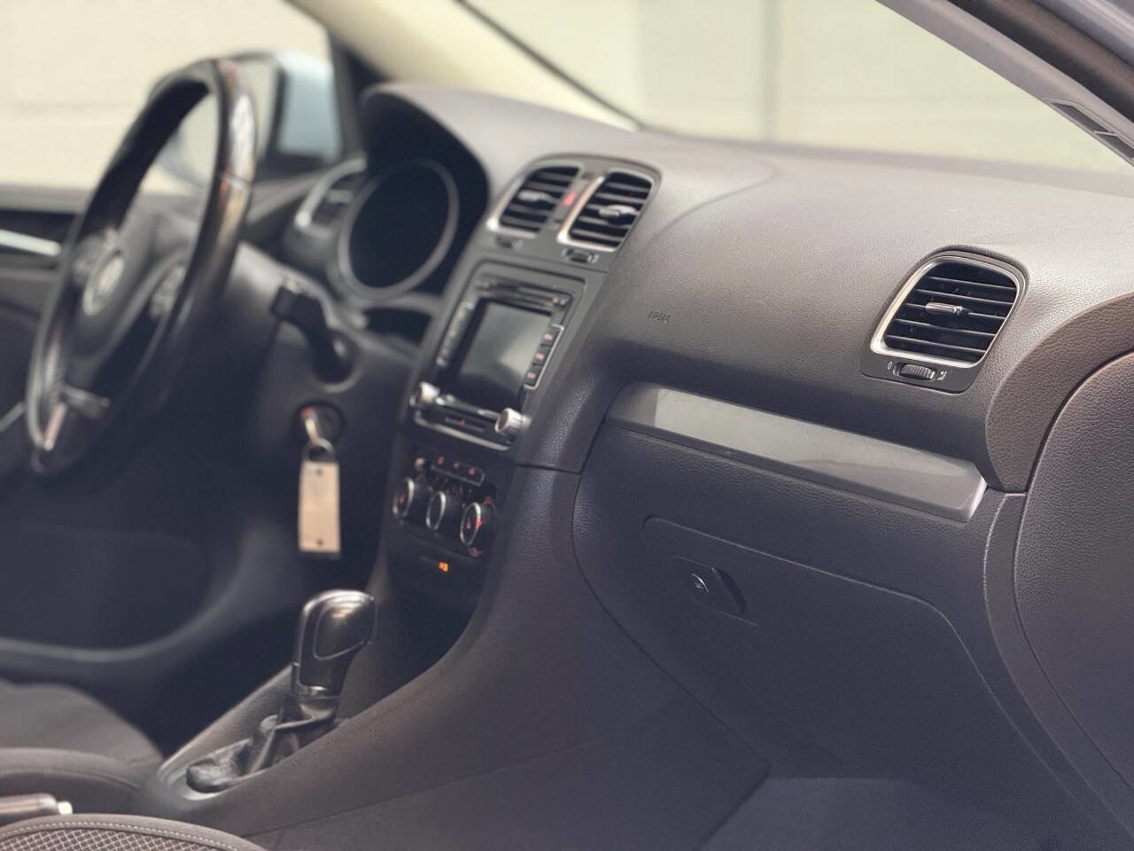 Used 2014 Volkswagen Golf 4-Door FWD image 2