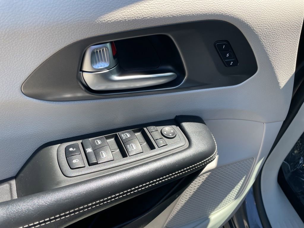 Used 2022 Chrysler Pacifica Touring-L FWD image 6