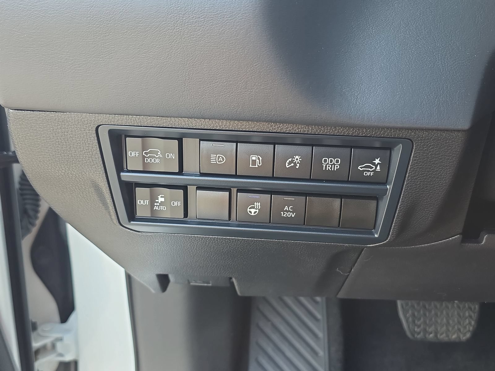 Used 2025 Toyota Sequoia Platinum AWD/4WD image 23