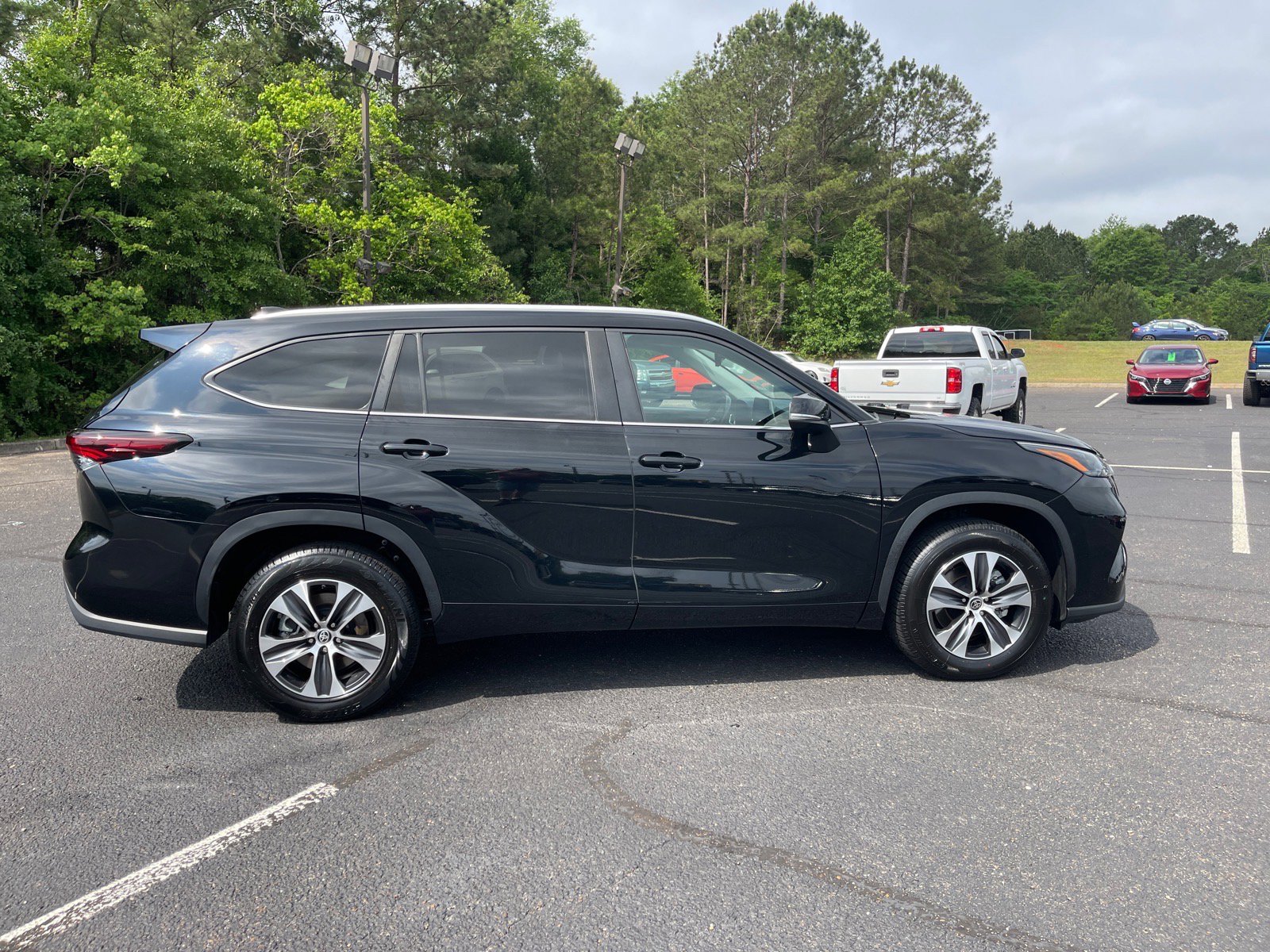 Used 2024 Toyota Highlander XLE FWD image 21