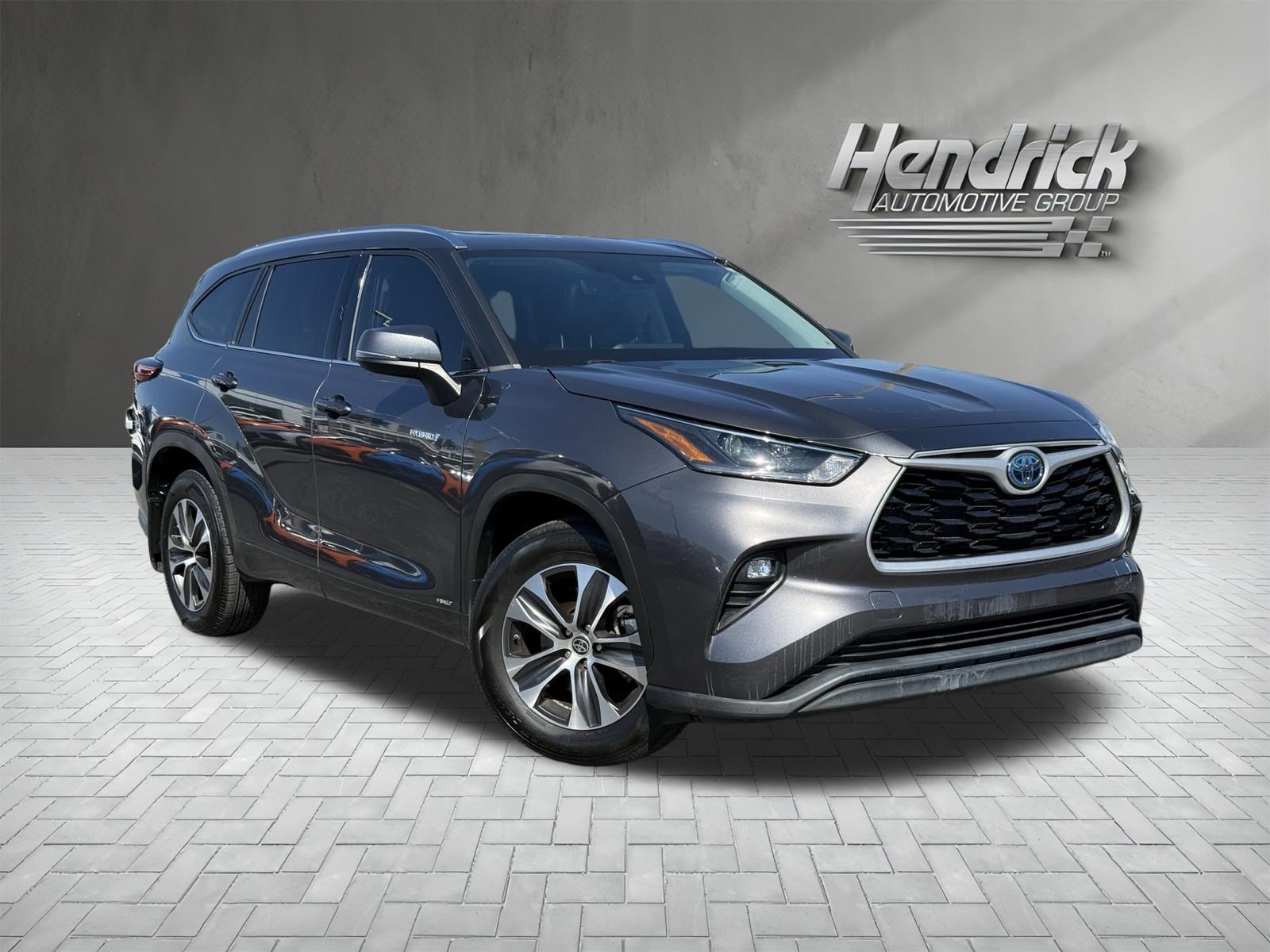 Used 2021 Toyota Highlander XLE AWD/4WD image 2