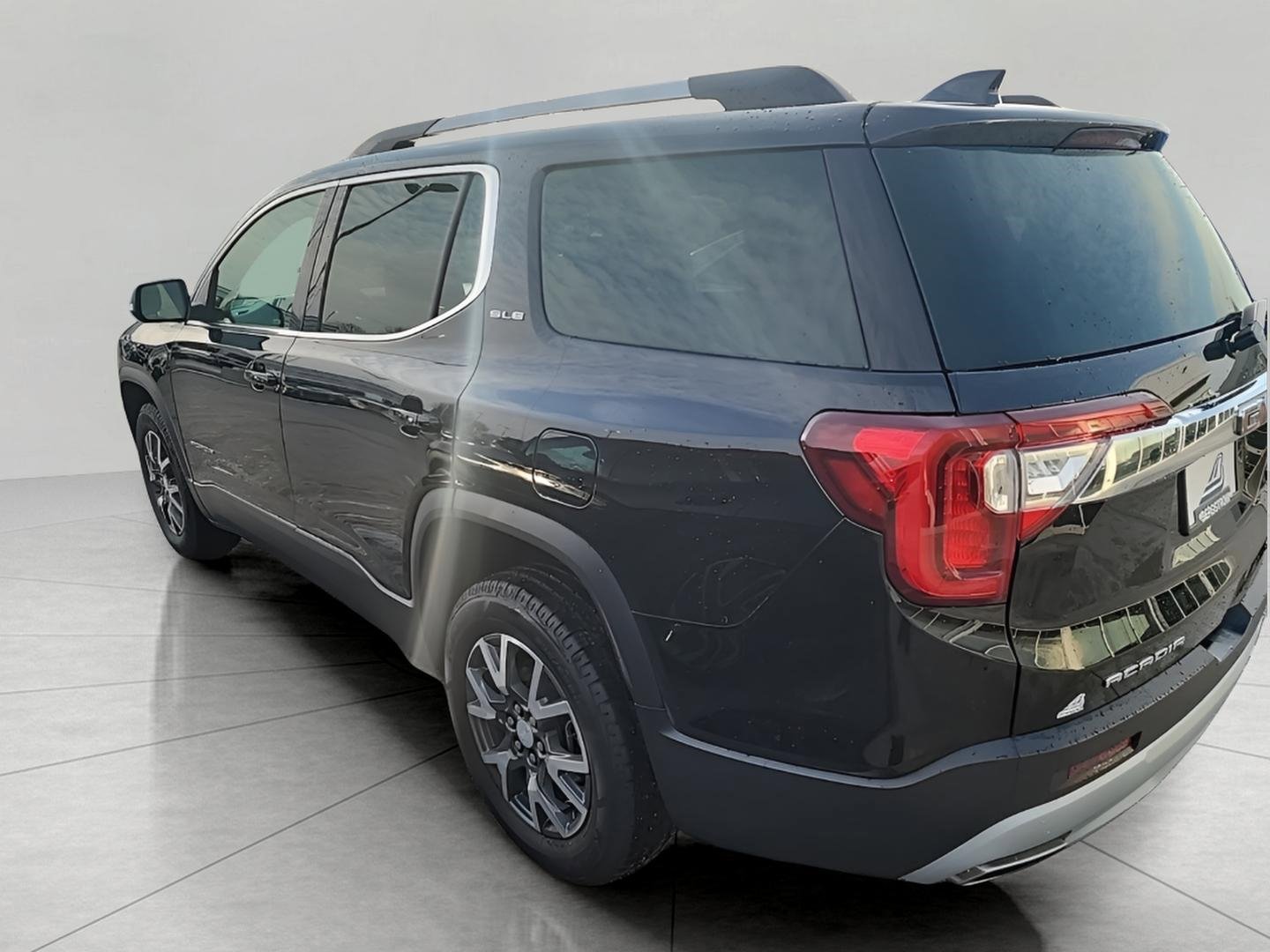 Used 2023 GMC Acadia SLE w/ Driver Convenience Package image 4