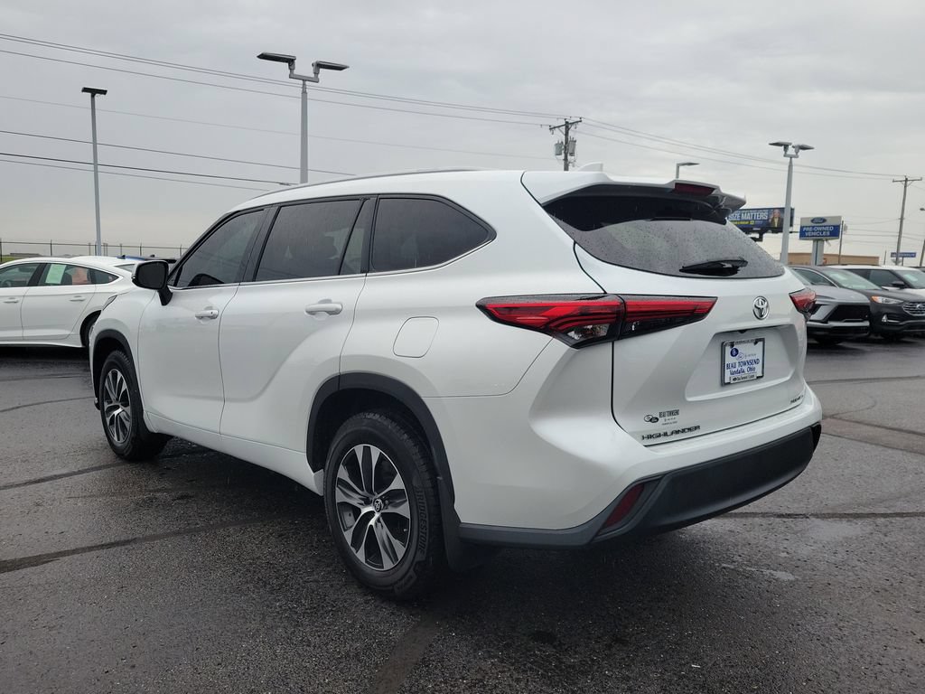 Used 2022 Toyota Highlander XLE AWD/4WD image 5