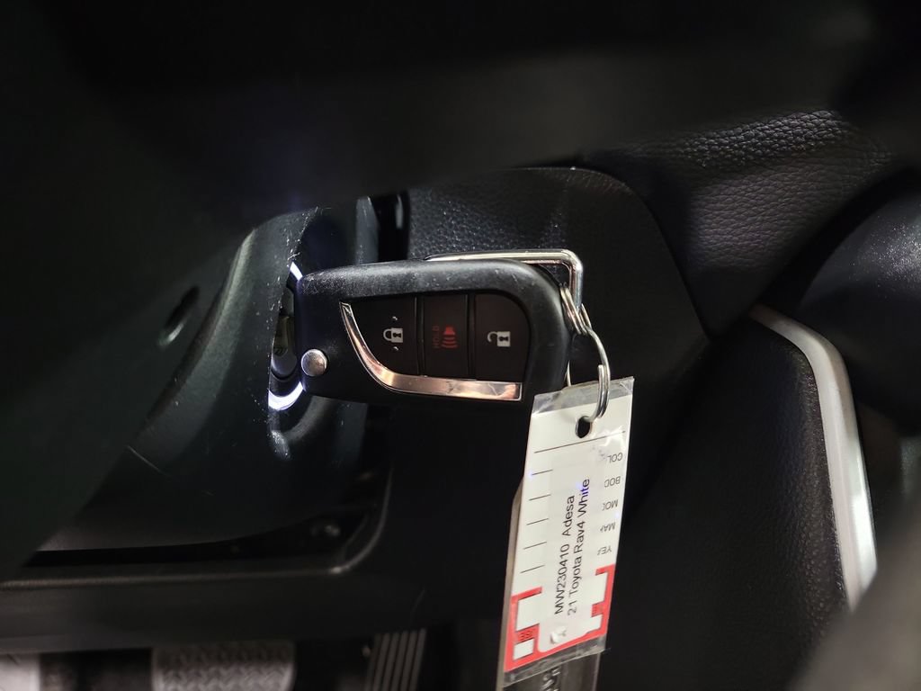 Used 2021 Toyota RAV4 LE AWD/4WD image 18