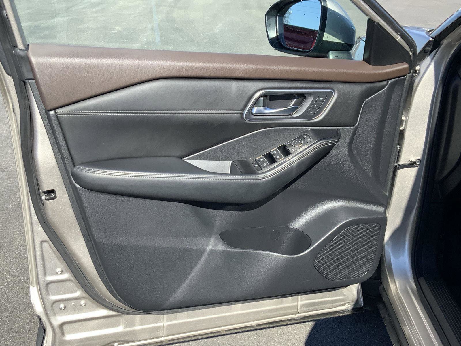 Used 2023 Nissan Rogue Platinum image 25