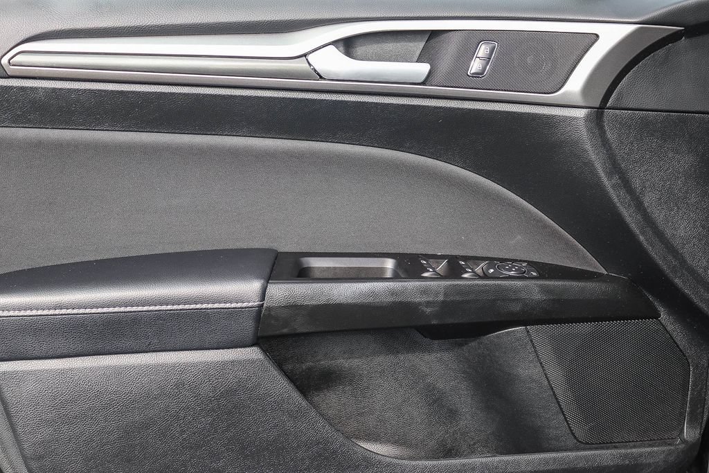 Used 2017 Ford Fusion SE w/ Equipment Group 201A FWD image 21