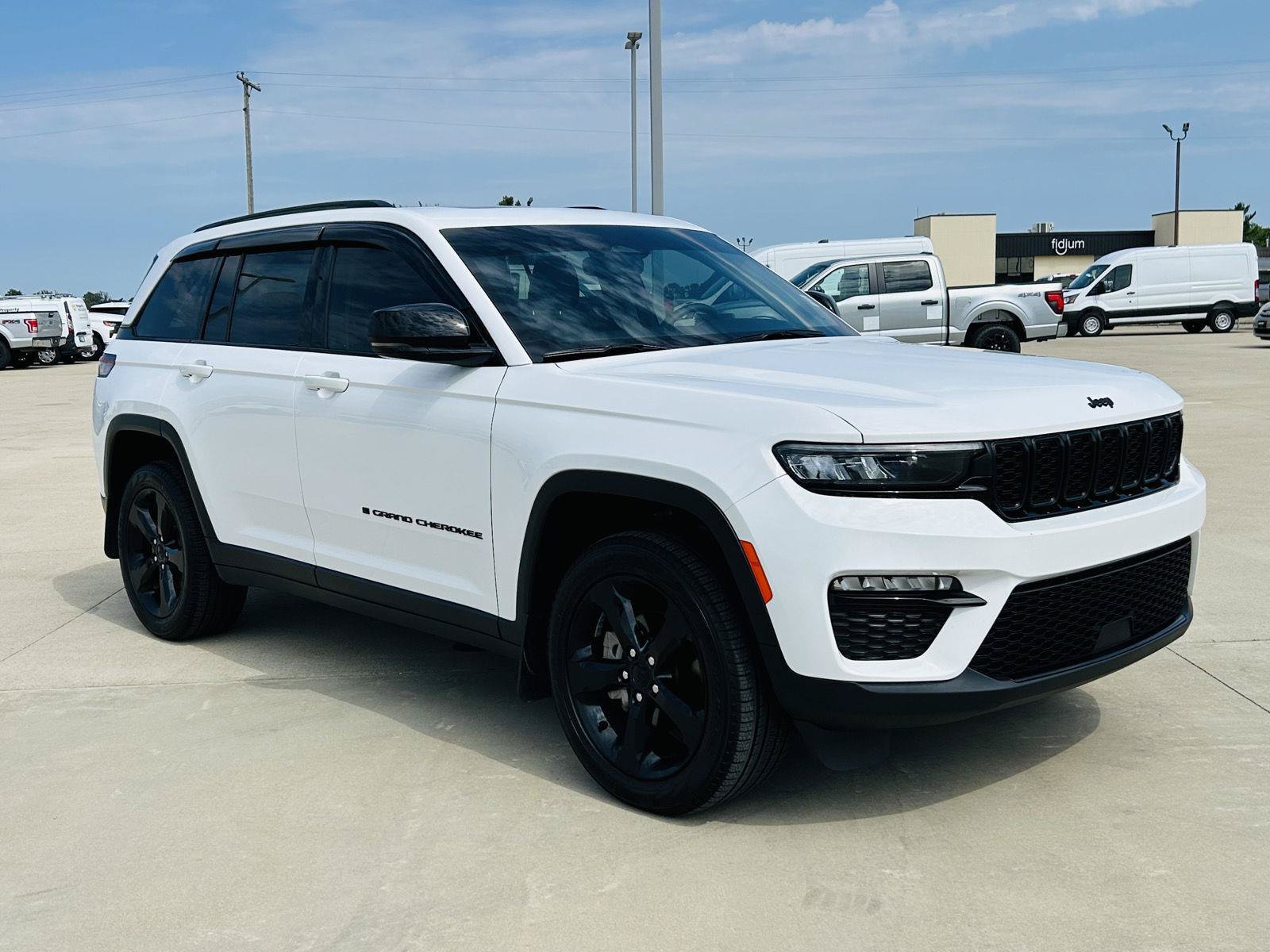 Used 2023 Jeep Grand Cherokee Limited w/ Black Appearance Package AWD/4WD video 2