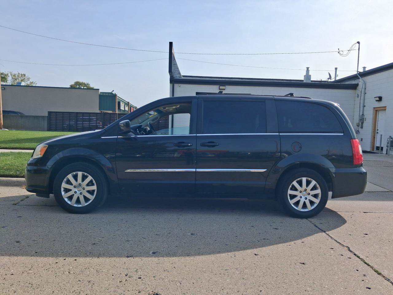 Used 2014 Chrysler Town & Country Touring FWD image 4