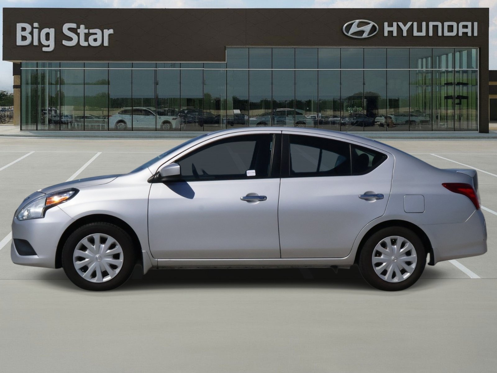 Used 2015 Nissan Versa SV FWD image 2