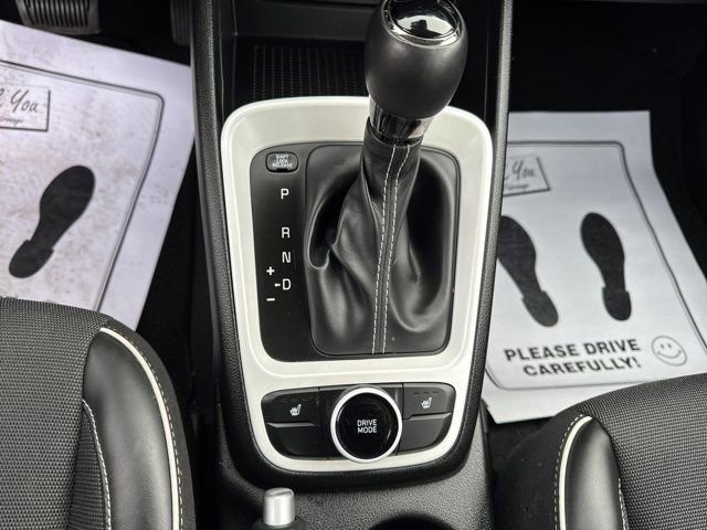 Used 2022 Hyundai Venue Limited image 16