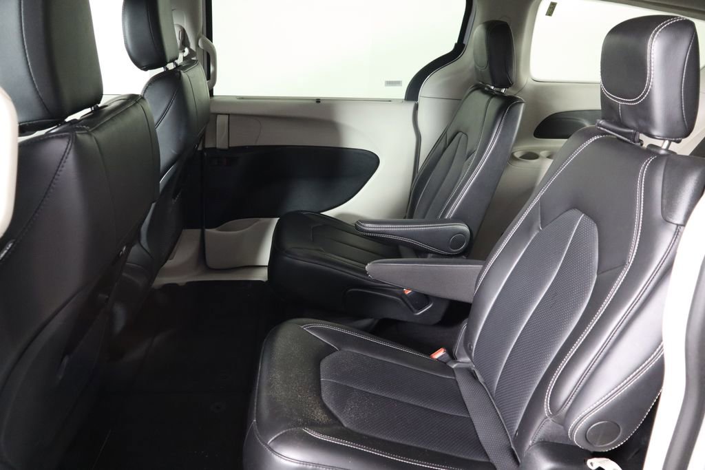 Used 2024 Chrysler Pacifica Touring-L image 16