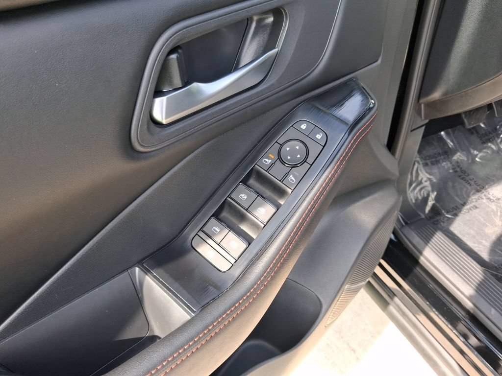 Used 2025 Nissan Rogue SV AWD/4WD image 15