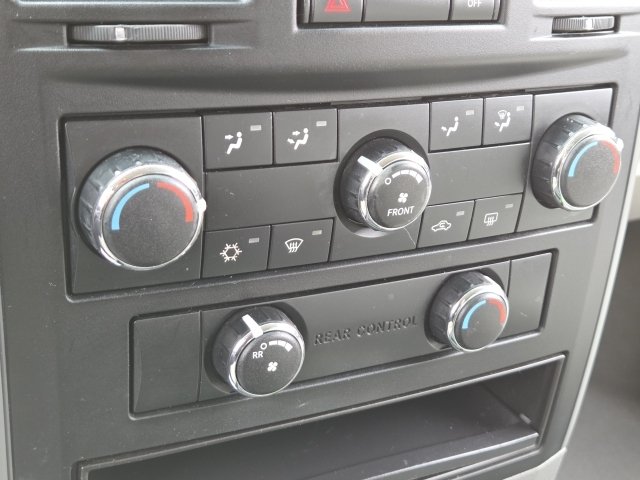 Used 2008 Chrysler Town & Country LX FWD image 17