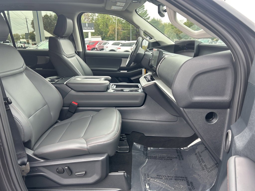 New 2025 Ford Expedition Active image 24