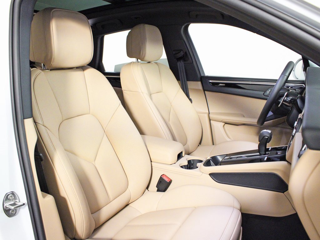 Certified 2025 Porsche Macan image 36
