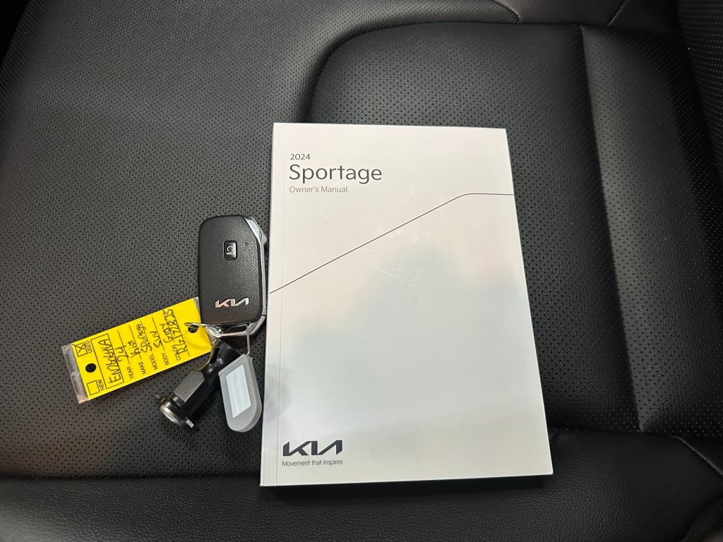 Used 2024 Kia Sportage EX AWD/4WD image 3