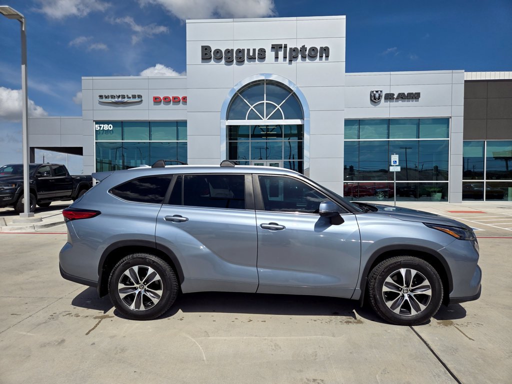 Used 2023 Toyota Highlander XLE FWD image 2
