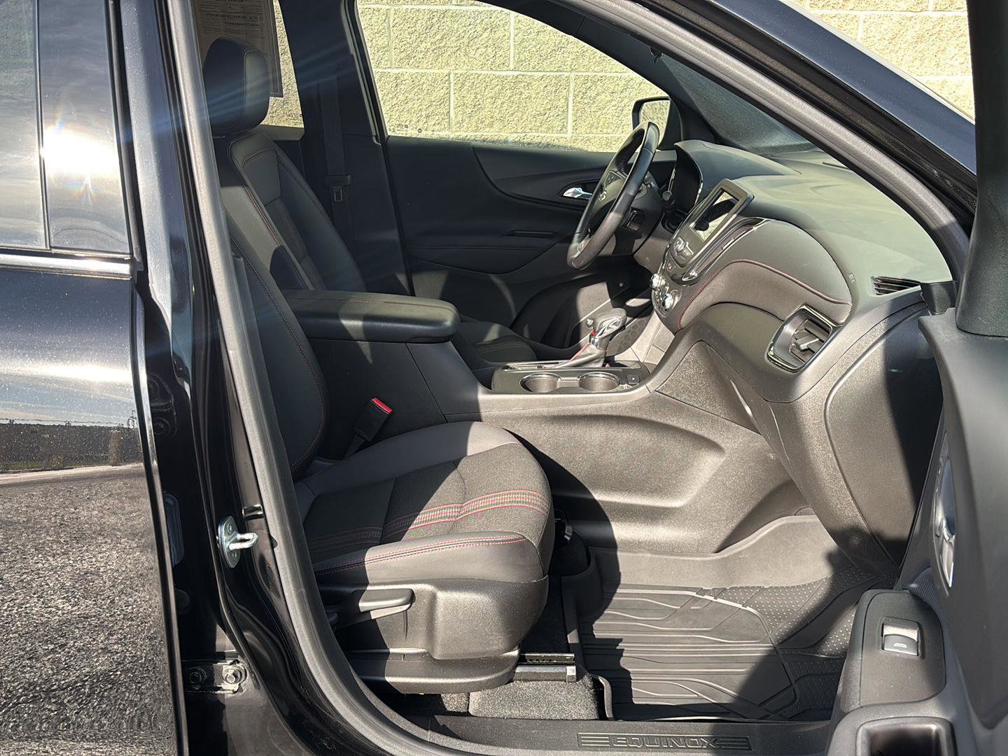 Used 2022 Chevrolet Equinox RS w/ LPO, Floor Liner Package FWD image 18