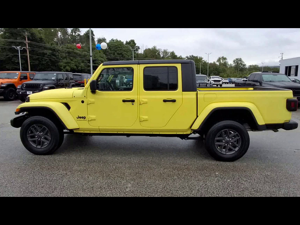 Used 2024 Jeep Gladiator Sport AWD/4WD image 5