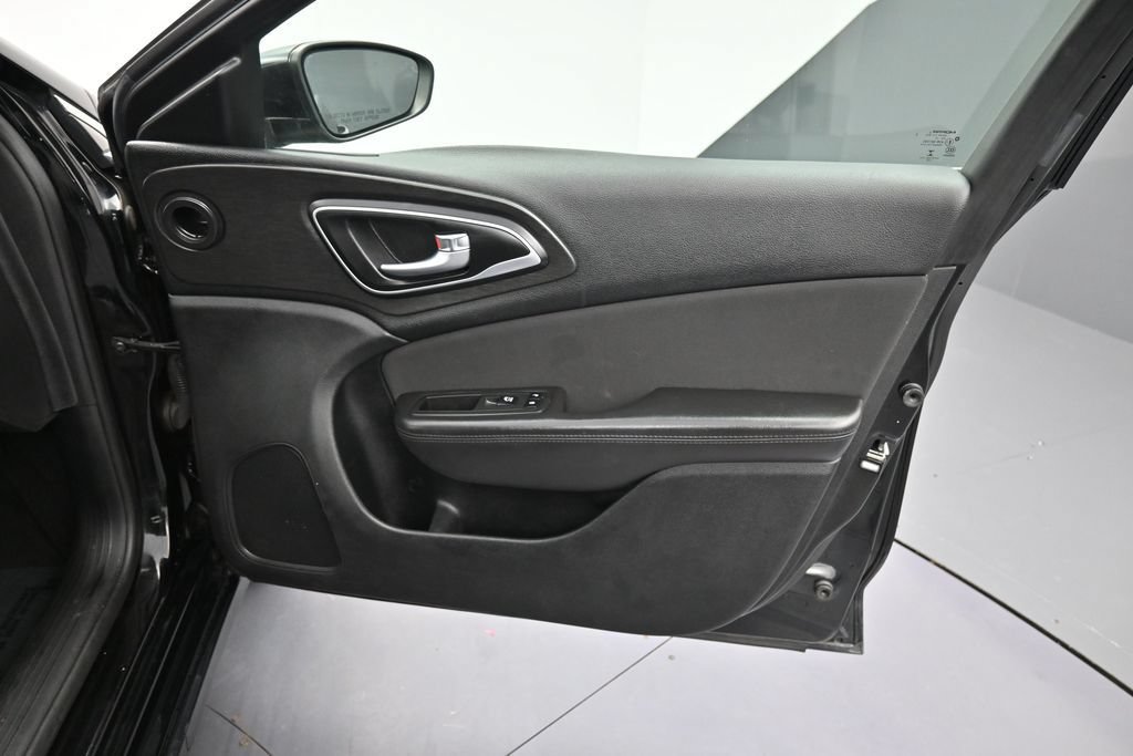 Used 2015 Chrysler 200 Limited FWD image 17