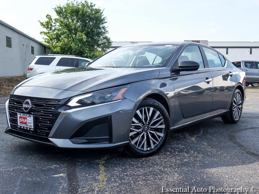 Used 2025 Nissan Altima 2.5 SV FWD image 2