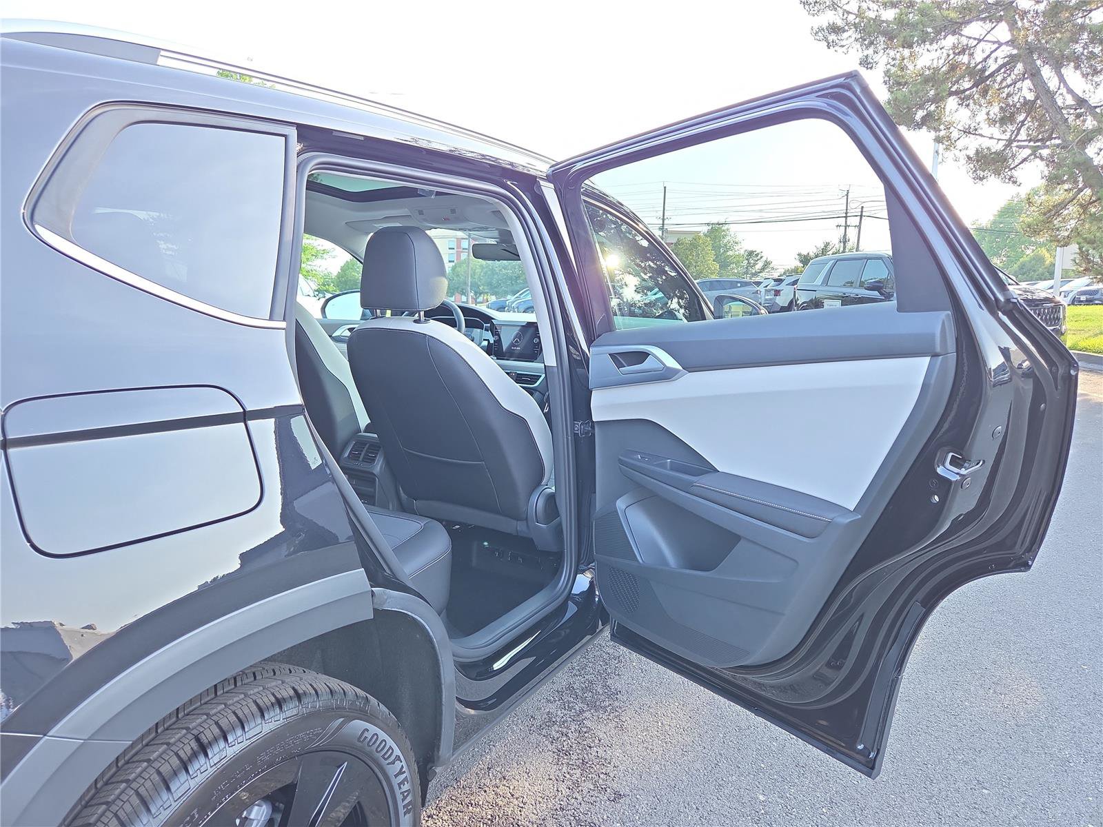 New 2026 Volkswagen Taos SE w/ Panoramic Sunroof Package FWD image 32