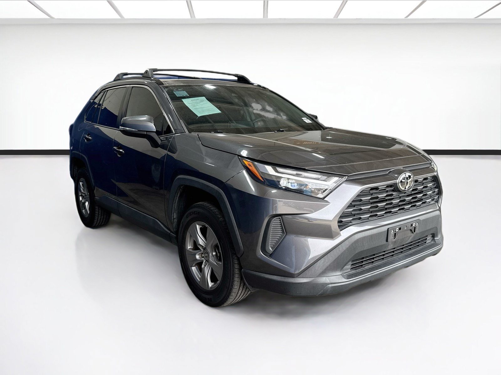 Used 2022 Toyota RAV4 XLE w/ Convenience Package FWD image 3