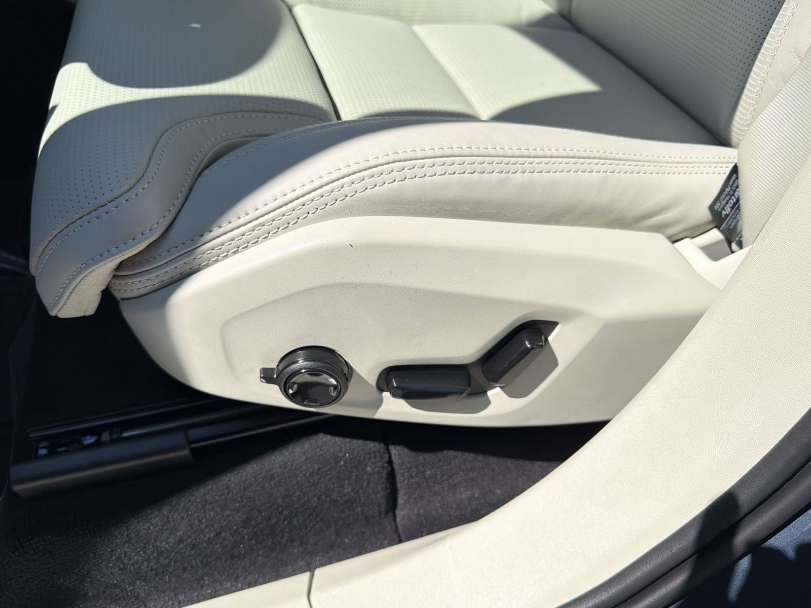 New 2026 Volvo XC90 T8 Ultra w/ Protection Package image 13