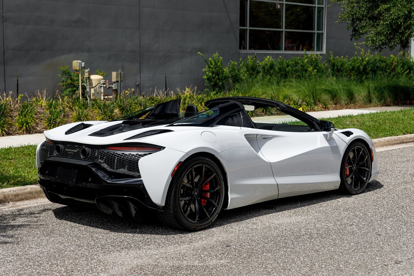 Used 2025 McLaren Artura Spider RWD image 13