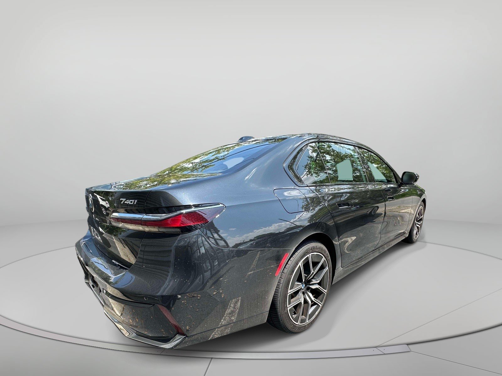 Used 2023 BMW 740i w/ Parking Assistance Package RWD image 4