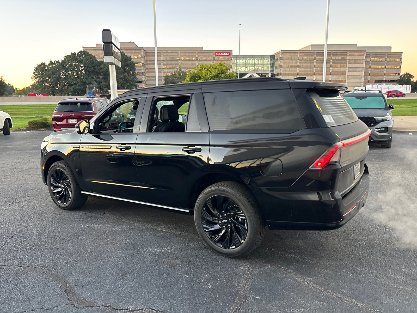 New 2027 Lincoln Navigator Reserve w/ Jet Appearance Package AWD/4WD image 5