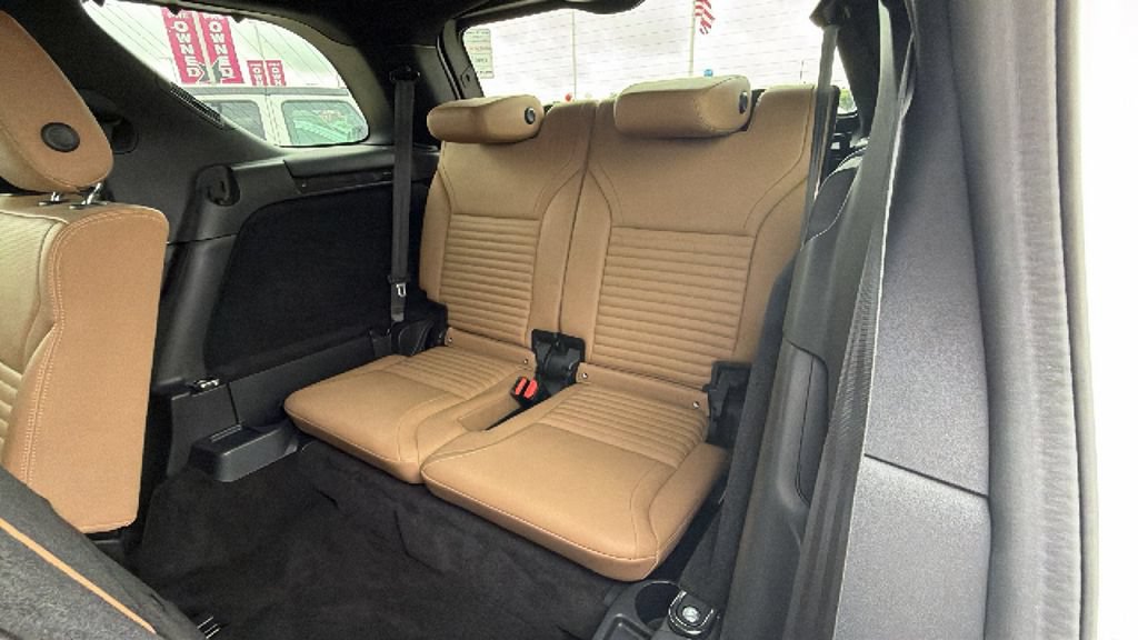 Used 2023 Land Rover Discovery Metropolitan Edition AWD/4WD image 24