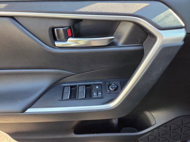 Used 2022 Toyota RAV4 SE image 27