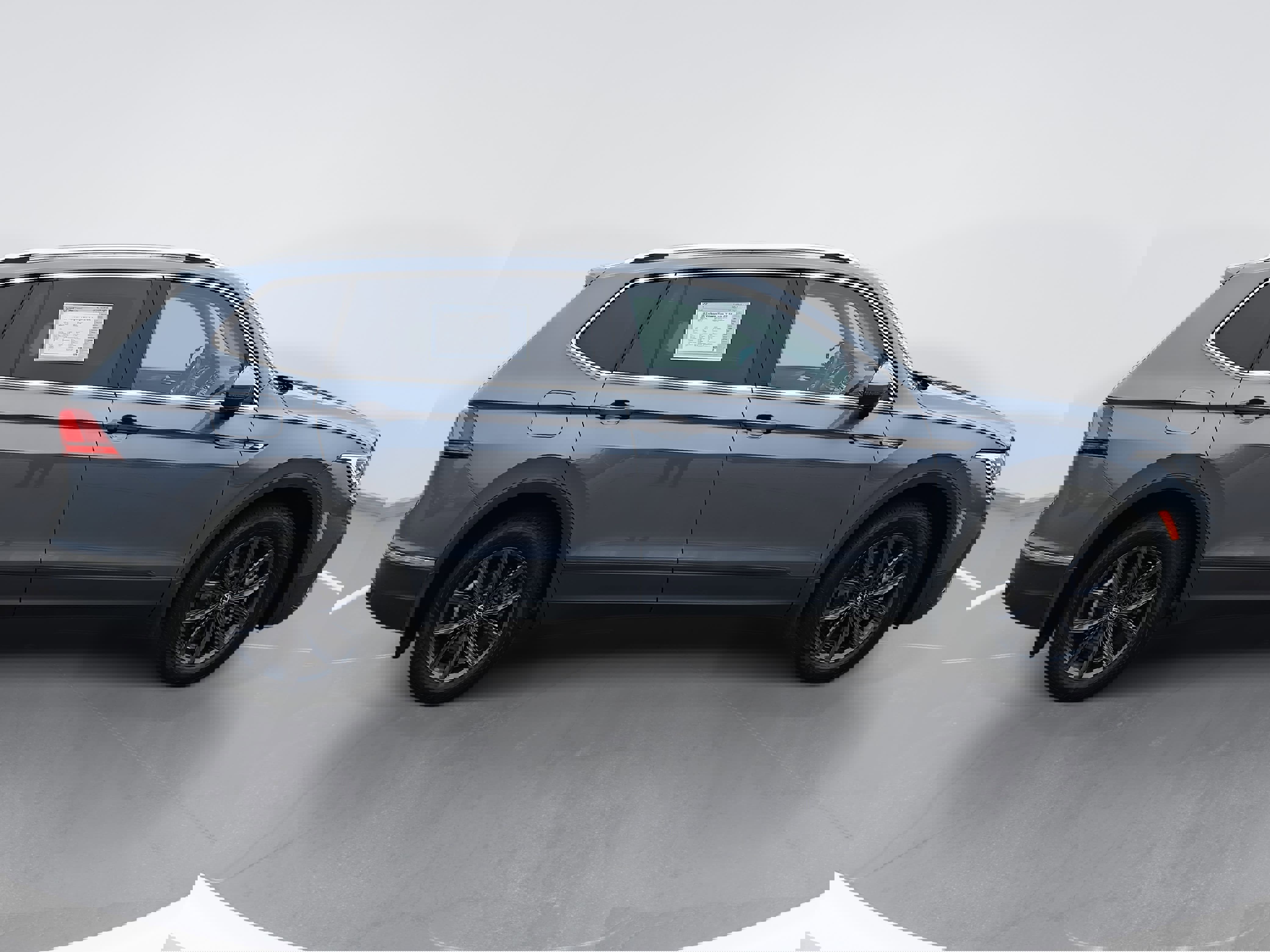 Certified 2023 Volkswagen Tiguan SE w/ Panoramic Sunroof Package image 2