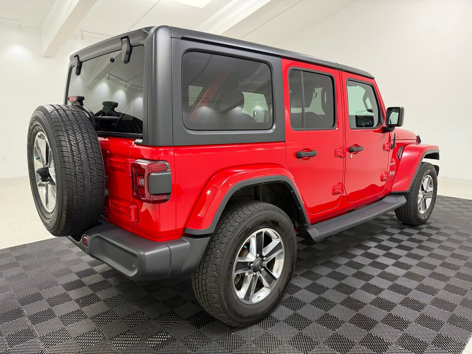 Used 2018 Jeep Wrangler Unlimited Sahara AWD/4WD image 8