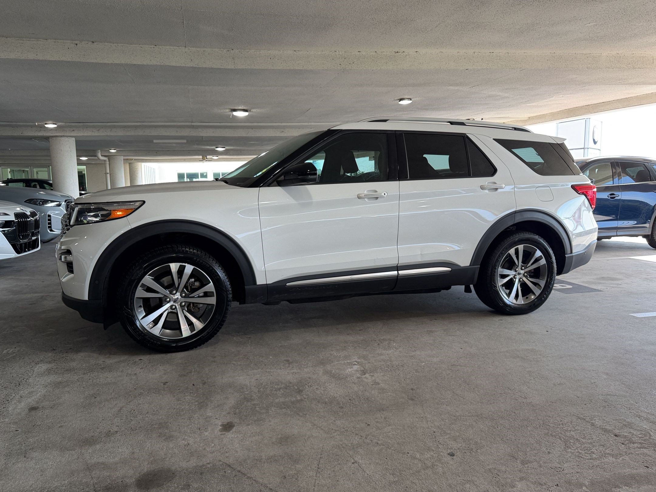 Used 2020 Ford Explorer Platinum w/ Premium Technology Package AWD/4WD image 2